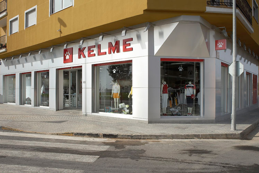 KELME. Rotulación fachada e interior para Tienda Deporte ...